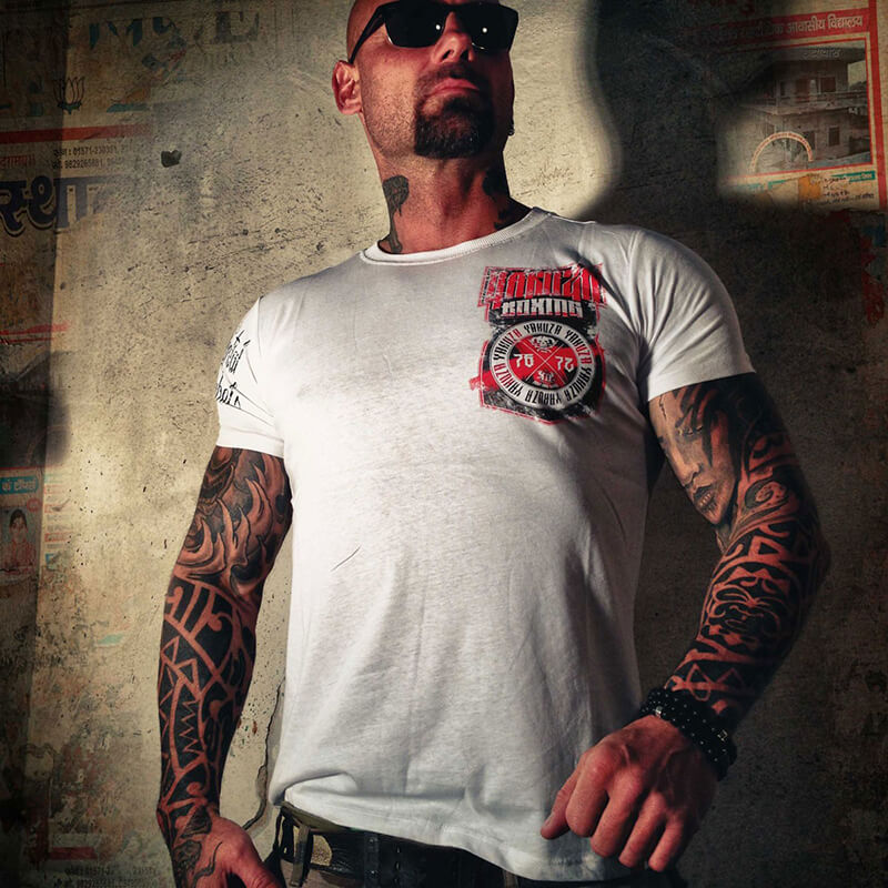 Sjekke Boxing Tee, white, Yakuza hos SportGymButikken.no