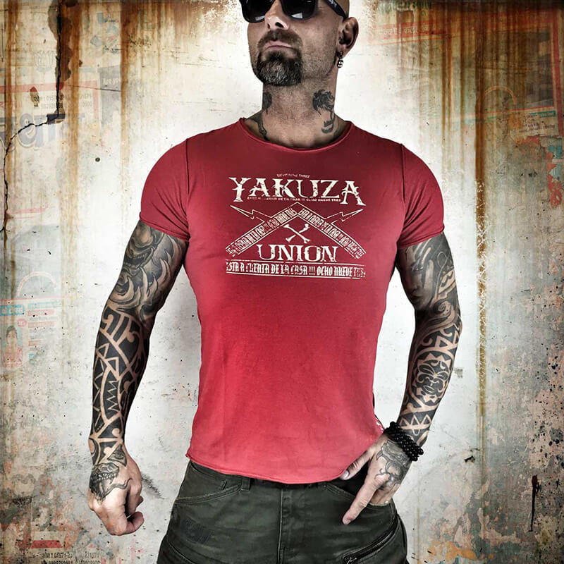 Sjekke Union Tee, ribbon red, Yakuza hos SportGymButikken.no