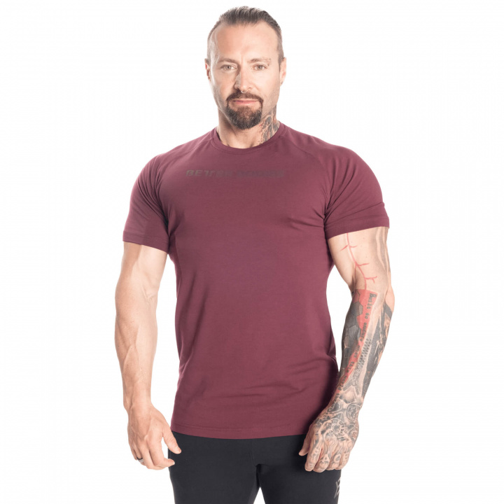 Sjekke Gym Tapered Tee, maroon, Better Bodies hos SportGymButikken.no