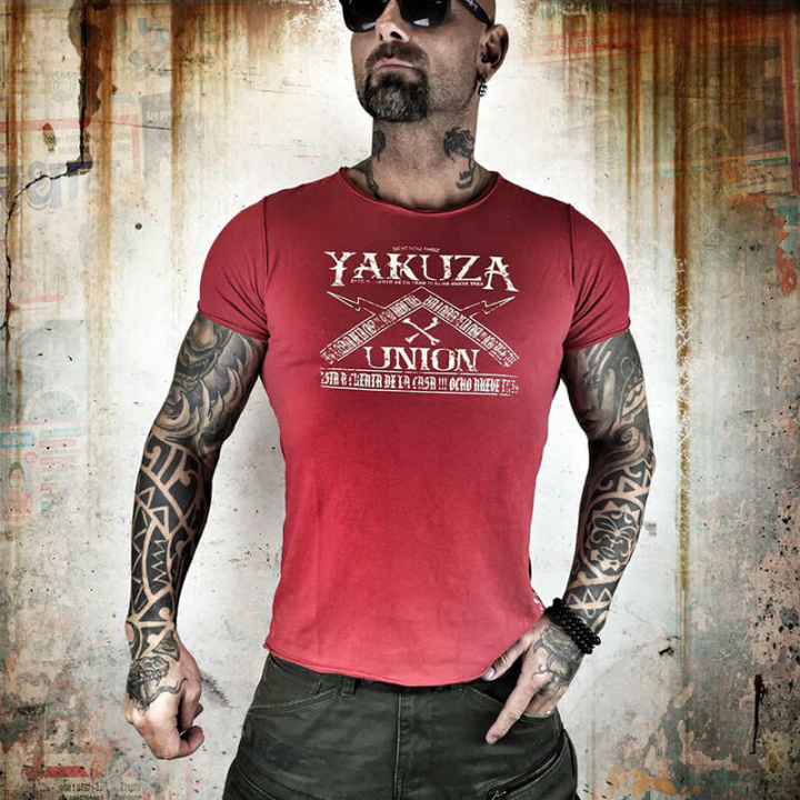 Sjekke Union Tee, ribbon red, Yakuza hos SportGymButikken.no