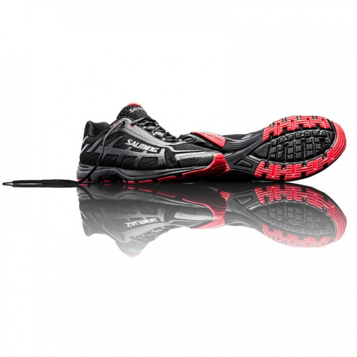 Sjekke Distance D4 Men, black/red, Salming Sports hos SportGymButikken.no