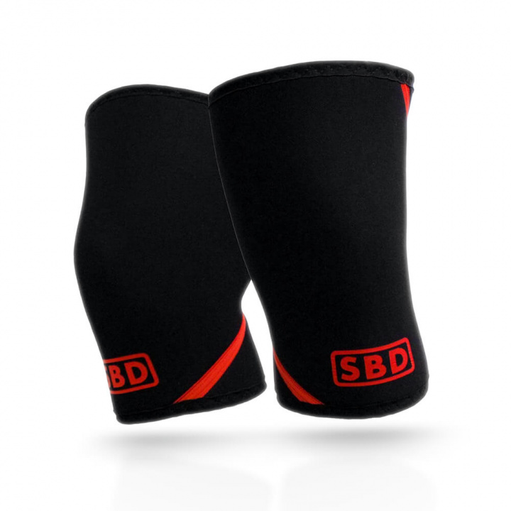 Sjekke SBD Knee Sleeves, 7 mm, black/red, SBD Apparel hos SportGymButikken.no